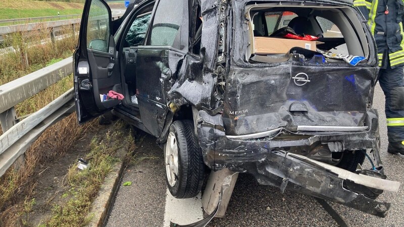Samstagmittag ereignete sich ein Unfall zwischen drei Autos auf der A3 bei Nittendorf im Landkreis Regensburg. Alle drei Fahrer wurden schwer verletzt. Einer davon hatte einen Herzinfarkt.