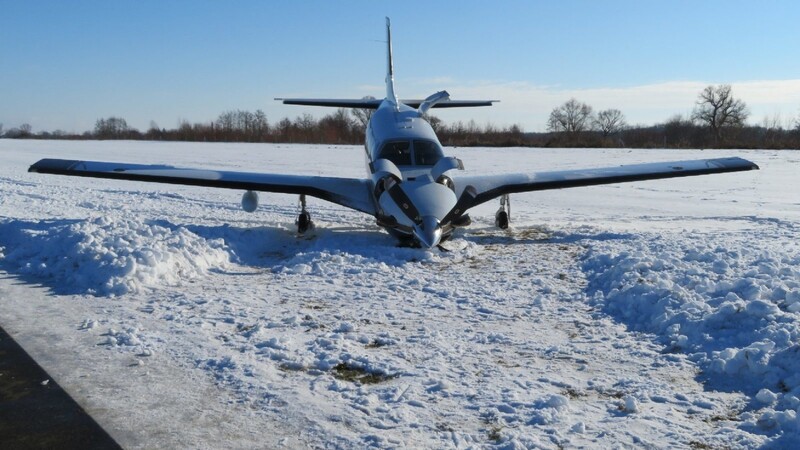 Die einmotorige Piper Meridian wurde bei der Landung von einer Windböe erfasst und kam dadurch von der Landebahn ab. Beim Ausrollen auf dem Sicherheitsstreifen wurde das Flugzeug beschädigt.