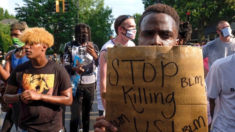 Atlanta: Demonstranten der "Black lives Matter"-Bewegung halten am Sonntag Schilder hoch.
