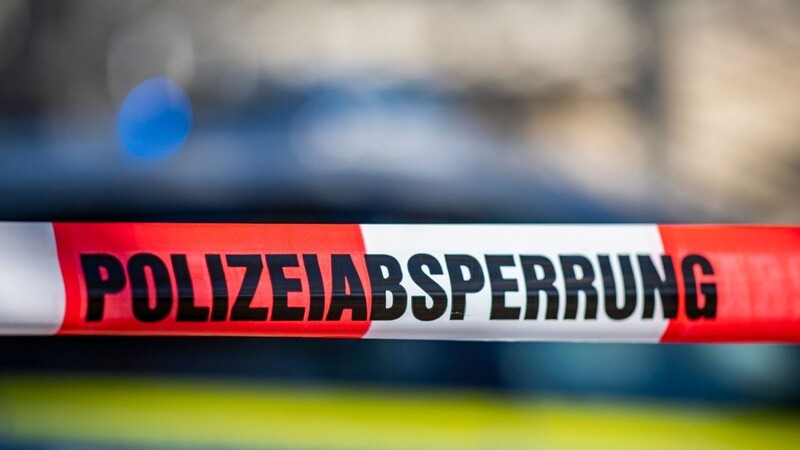 In Regensburg ist am Dienstagnachmittag eine 20-Jährige schwer verletzt worden - dringend tatverdächtig ist ein 26-Jähriger, mit dem die junge Frau ein Kind hat. (Symbolbild)