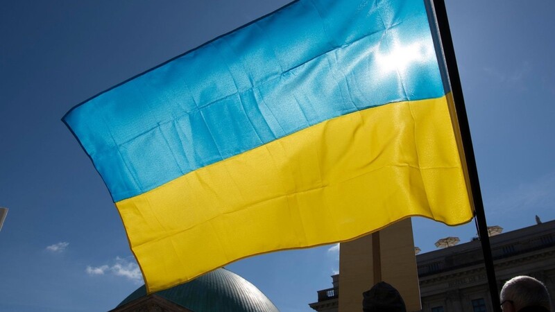 Die ukrainische Flagge bei einer Anti-Kriegs-Demonstration in Berlin. Russlands Invasion hat auch Auswirkungen auf die ukrainische Sprache.