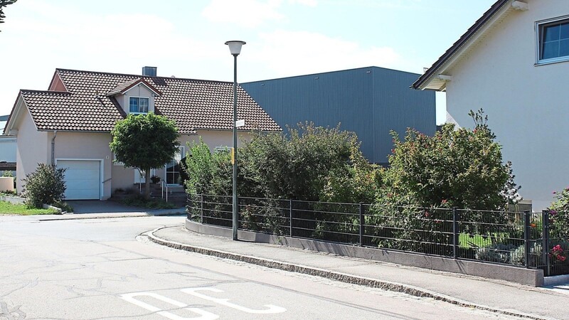 Mit der Erweiterung ist das Ensinger-Werk (graues Gebäude) nah an die Siedlung in Michelsdorf herangerückt.