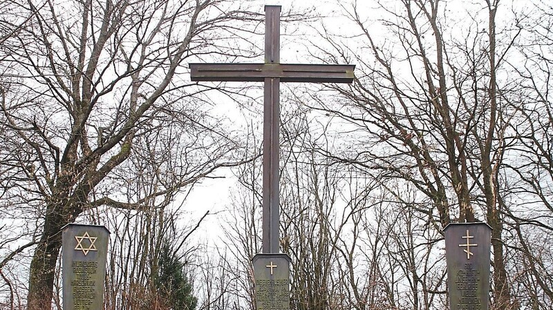 Diese Gedenkstätte erinnert in Wetterfeld an den früheren Friedhof für KZ-Häftlinge, der sich in der Nähe des Kreisverkehrs befand.  Foto: Wiesmüller