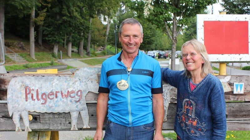 Pilger Rudi Simeth und seine gute Freundin Dorothea Stuffer bei einem der Blechschafe, die den Pilgerweg markieren.