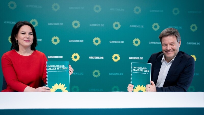 Auf dem Parteitag haben die Grünen das Wahlprogramm abgesegnet, dessen Entwurf Parteichefin und Kanzlerkandidatin Annalena Baerbock und Co-Vorsitzender Robert Habeck im März präsentiert haben. Ein kritischer Blick in die Wahlprogramme lohnt sich.