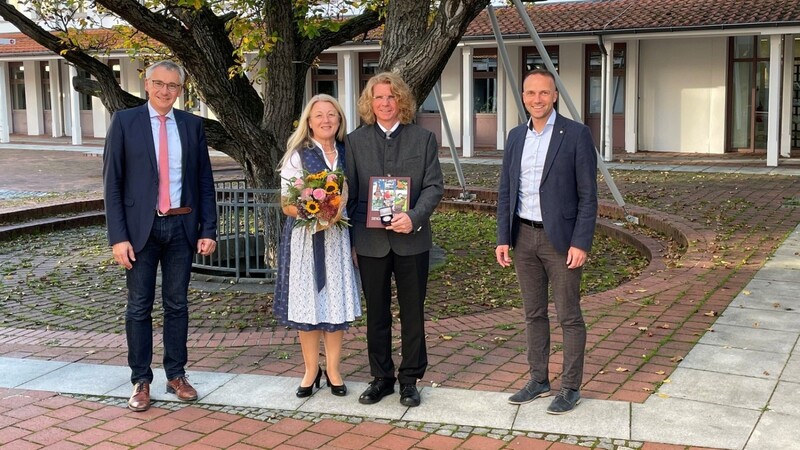 Landrat Werner Bumeder und Bürgermeister Armin Grassinger bedankten sich persönlich beim mutigen Ehepaar.