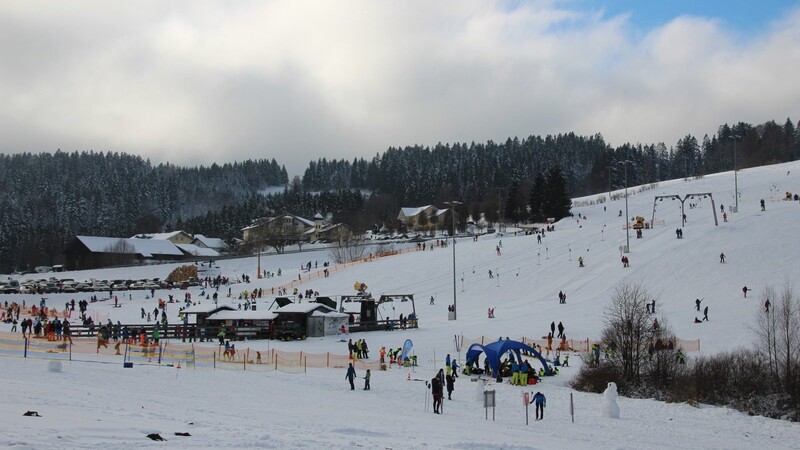 Die Wintersportbegeisterten freuen sich, dass die Lifte - wie hier in Grün - wieder geöffnet und auch Skikurse wieder möglich sind. Entsprechend viel los war am vergangenen Wochenende.