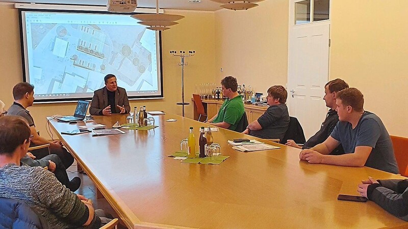 Die Vorderbuchberger Feuerwehrvorstandschaft und Kommandanten diskutieren mit den drei Neukirchener Bürgermeistern und Architekt Peter Hickl die Planung der "Neuen Dorfmitte Vorderbuchberg".