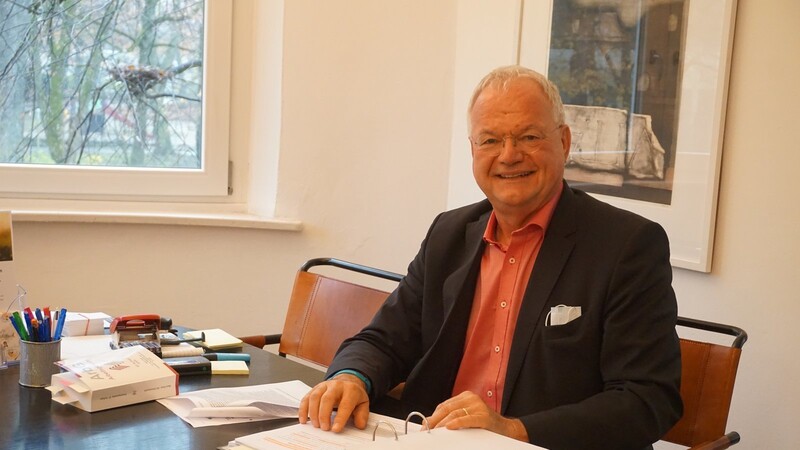 Klaus Briza ist Fachanwalt für Arbeitsrecht. An der Universität in Regensburg hat er in Arbeitsrecht promoviert. Schon seit 1984 hat Briza seine Kanzlei in der Stadt Straubing.