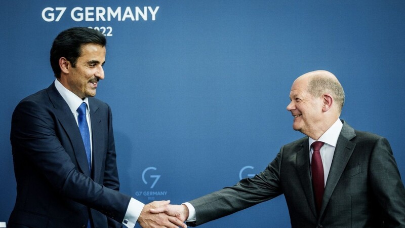 Der Emir von Katar (l), Scheich Tamim Bin Hamad Al Thani, gibt Bundeskanzler Olaf Scholz (SPD) im Kanzleramt nach einer Pressekonferenz die Hand.