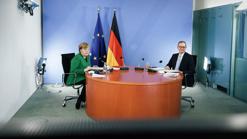 Bundeskanzlerin Angela Merkel (CDU) und Michael Müller (SPD), Regierender Bürgermeister von Berlin, sitzen zusammen während einer Videokonferenz mit den Ministerpräsidenten der Länder zum weiteren Vorgehen in der Corona-Pandemie.