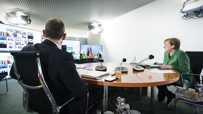 Bundeskanzlerin Angela Merkel (CDU) und Michael Müller (SPD), Regierender Bürgermeister von Berlin, sitzen zusammen während einer Videokonferenz mit den Ministerpräsidenten der Länder zum weiteren Vorgehen in der Corona-Pandemie.