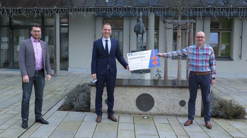 Bürgermeister Andreas Strauß nahm eine Spende für Kinder in Ergoldinger Einrichtungen von FDP-Ortsvorsitzendem Steffen Boeske un