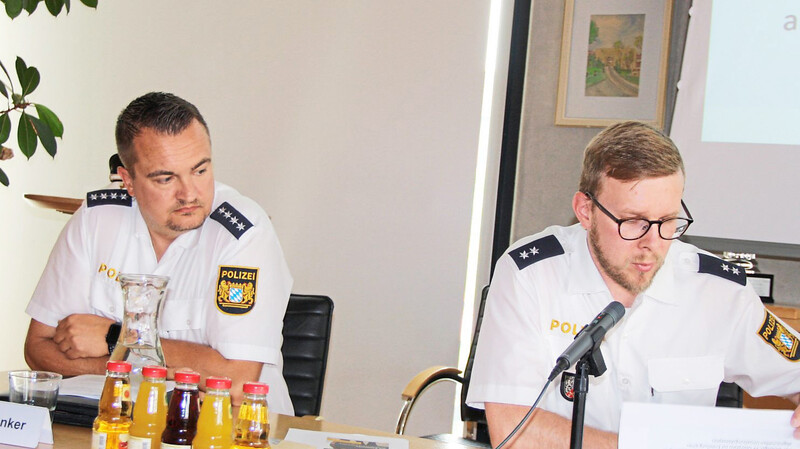 Polizeioberkommissar Sven Buhl (rechts) und Polizeihauptkommissar André Schramm stellen dem Rodinger Stadtrat die Sicherheitswacht vor.