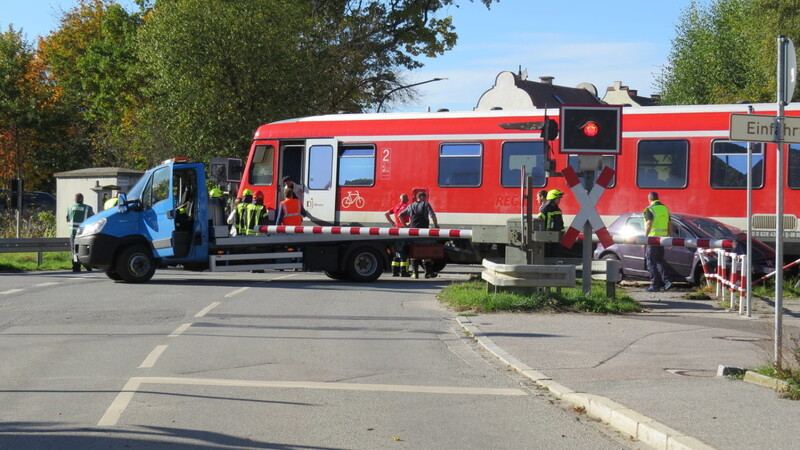 Unfall am Bahnübergang in Geiselhöring im Oktober 2019: Beim Zusammenprall mit dem Zug ist das Auto einer Frau weggeschleudert worden (rechts). Die 73-Jährige wurde schwer verletzt.