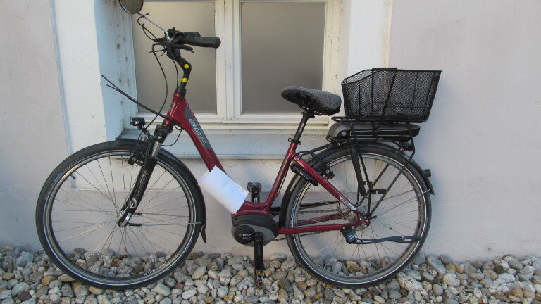 Der Besitzer dieses roten Fahrrads wird gebeten, sich bei der Polizei Landshut zu melden.