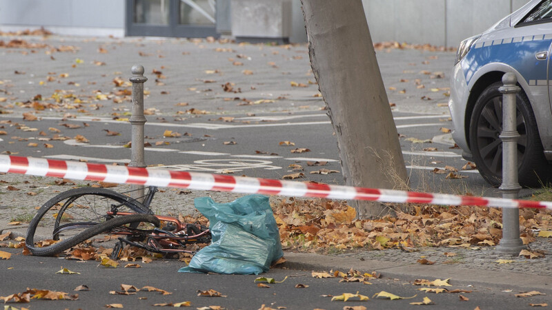 Die Berliner Radfahrerin, die vergangenen Montag bei einem Verkehrsunfall schwerst verletzt worden war, ist hirntot. Einsatzkräfte sind mutmaßlich wegen Klimademonstranten verspätet am Unfallort eingetroffen.
