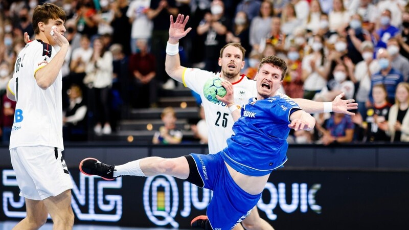 Im Hinspiel zur Handball-Weltmeisterschaft-Quali bricht Elias Ellefsen a Skipagotu (M.) von den Faröer durch die deutsche Abwehr und wirft frei auf das Tor.
