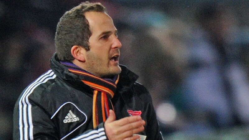 Der Dingolfinger Manuel Baum darf sich nun auch offiziell "Fußballlehrer" nennen. (Foto: Marc Müller/dpa)