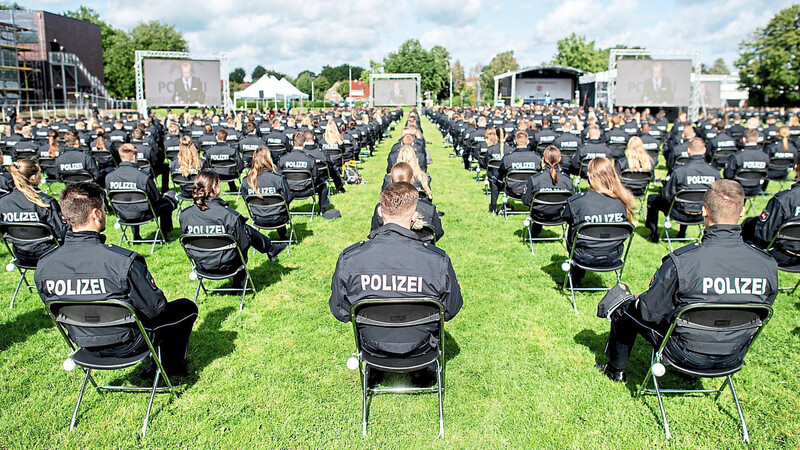 So ähnlich wie hier bei der Abschlussfeier an der Polizeiakademie Niedersachsen soll es auch einmal in Freyung aussehen. Doch der Zeitplan der geplanten Ausbildungsstätte ist ins Stocken geraten.
