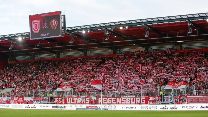 Die Fans des SSV Jahn Regensburg haben sich für die kommende Saison bereits wieder zahlreiche Dauerkarten gesichert.