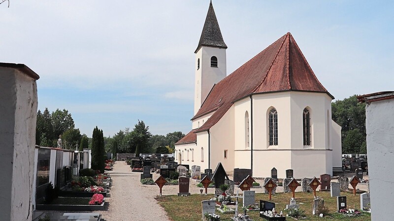 Die Gräber auf dem Friedhof St. Jakob mit der Basilika in der Mitte. Ganz vorne die Kindergräber.