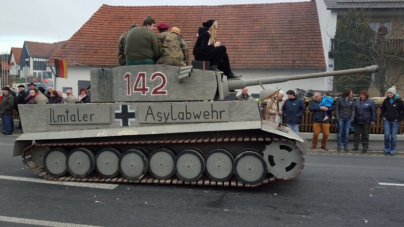 Eine Panzerattrappe mit der Aufschrift "Asylabwehr" - erlaubte Gaudi im Karneval oder ausländerfeindliche Entgleisung?