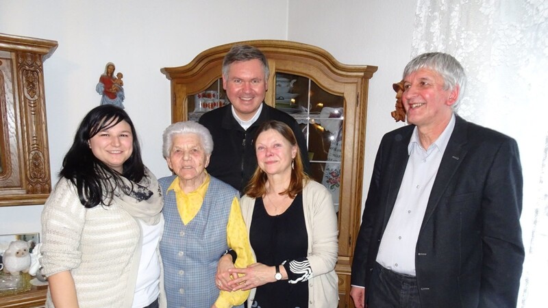 Die Jubilarin Hilde Gruber mit Pfarrer Dr. Johann Tauer, Bürgermeister Ludwig Fischer, ihrer Enkelin und ihrer Nichte.