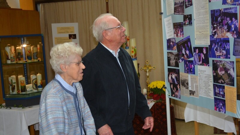 Pfarrer Johann Weindl und Elisabeth Frauendienst gehörten ebenfalls zu den Besuchern der Ausstellung. Weindl war als Pfarrer 38 Jahre mit dem Pfarrgemeinderat eng verbunden.