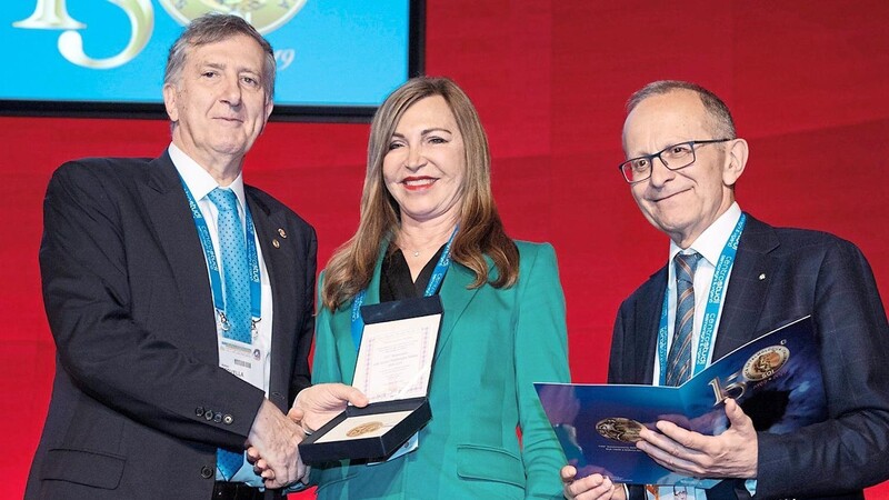 Nach dem Vortrag über neue Forschungsergebnisse erhielt Dr. Magda Rau von den Professoren Matteo Piovella (links) und Massimo Nardi eine Auszeichnung.