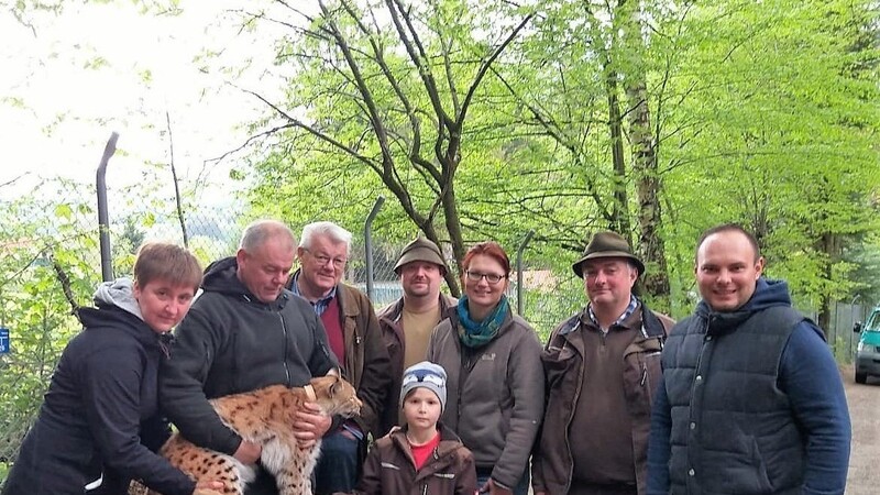 Einer der ausreisenden Pinselohre mit der polnischen Delegation, der Familie Schuh und den Tierpflegern.