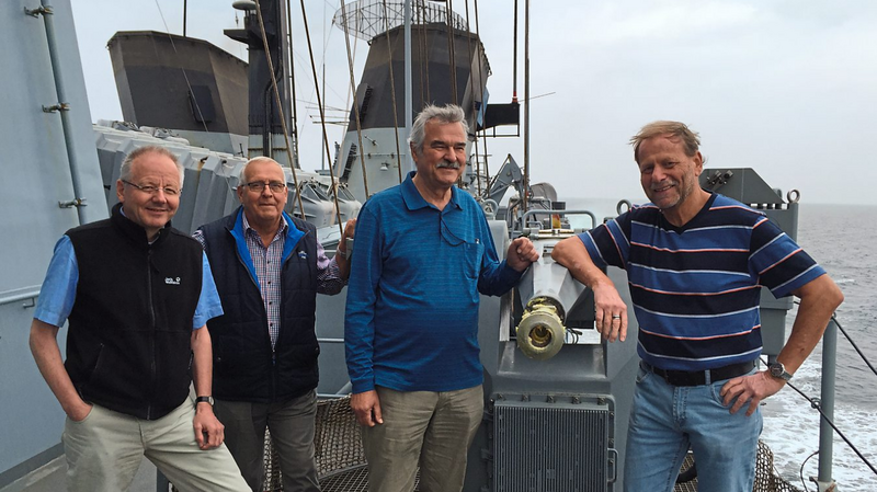 Walter Baumann (Mitte) ergriff vor fünf Jahren mit drei zivilen Begleitern die Gelegenheit zur Mitfahrt auf der Fregatte Bayern.