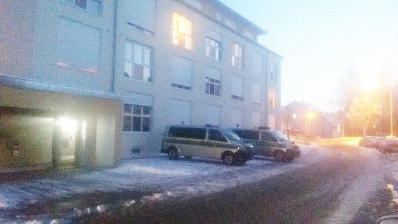 Polizeieinsatz am frühen Montagmorgen in einer Asylbewerberunterkunft in der Äußeren Passauer Straße in Straubing. Um die dortigen Bewohner nicht vorzuwarnen, waren die Polizei-Kombis einige hundert Meter vor einem Pflegezentrum abgestellt.