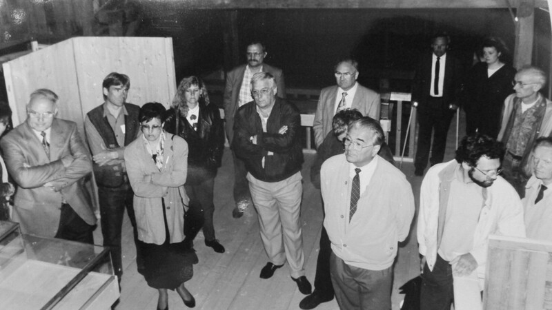 Ein "erster Besuch" im neuen Museum durch den damaligen Gemeinderat im Jahr 1996. Im Vordergrund steht Franz Leneis, der Initiator des Museums.
