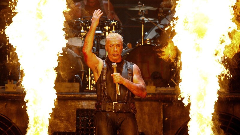 Feurige Pyro-Show: Münchner Fans erwarten gespannt die Konzerte der Band "Rammstein" im Olympiastadion.