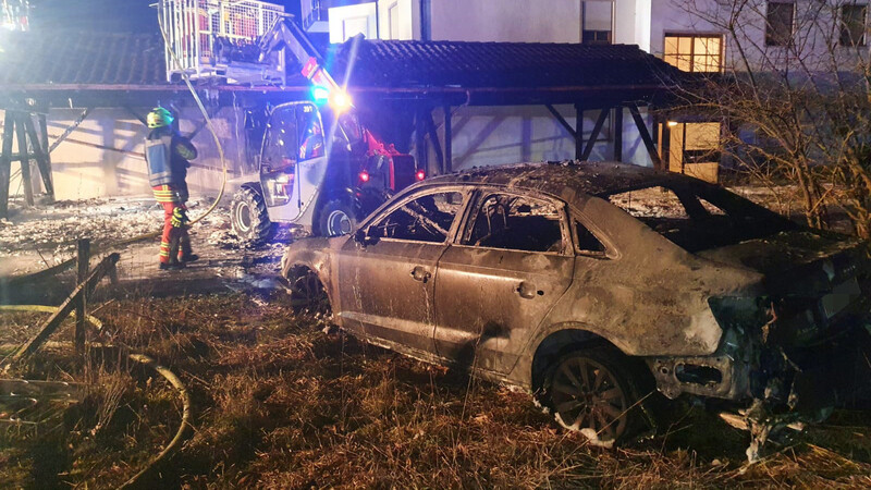In Abensberg hat am Mittwochabend ein Carport gebrannt.