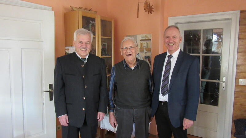 Jubilar Bruno Schmid mit Bürgermeister Josef Reff (rechts) und Kreisrat Robert Maier.