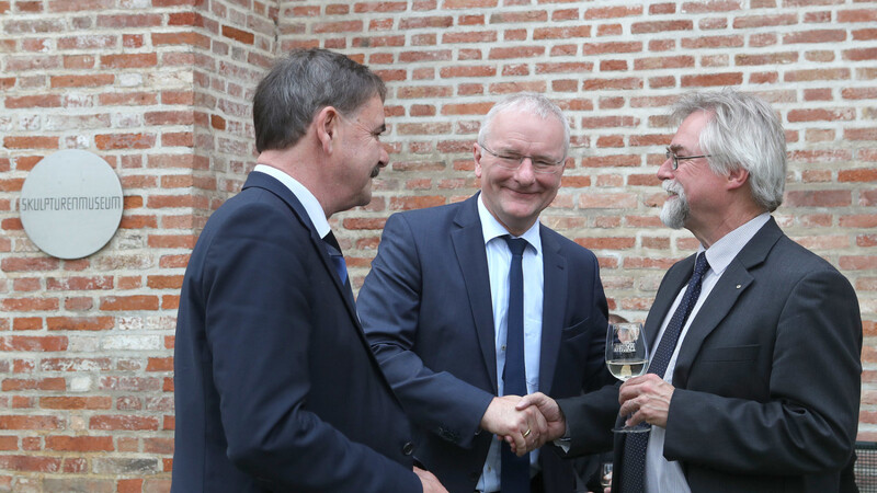 Dem Einflussbereich von Stadtdirektor Andreas Bohmeyer (links) und Dr. Franz Niehoff, Leiter der städtischen Museen (rechts), wi