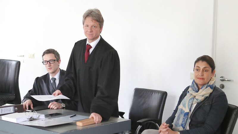 Stefanje Weinmayr beim ersten Gütetermin am Arbeitsgericht mit ihren Anwälten Andreas Feuersinger (li.) und Benno Ziegler.