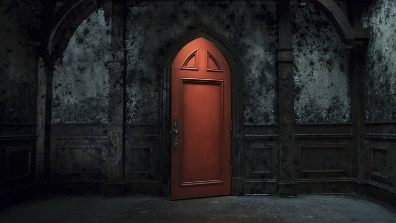 Mysteriöse Tür: In der Serie "Spuk in Hill House" verbergen sich viele Geheimnisse hinter der verschlossenen roten Tür.