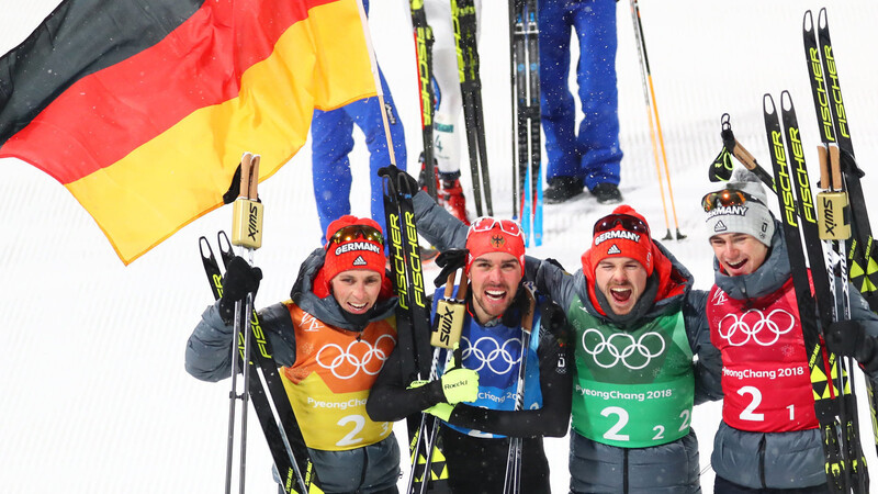 Die vier Gold-Jungs: Eric Frenzel (l-r) Johannes Rydzek, Fabian Rießle und Vinzenz Geiger freuen sich über ihren Olympiasieg im Teambewerb der Nordischen Kombination.