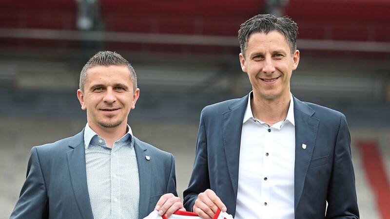 Eine seiner leichtesten Entscheidungen: Ex-Geschäftsführer Christian Keller (r.) ernennt im Mai 2019 Mersad Selimbegovic zum Cheftrainer des SSV Jahn Regensburg.