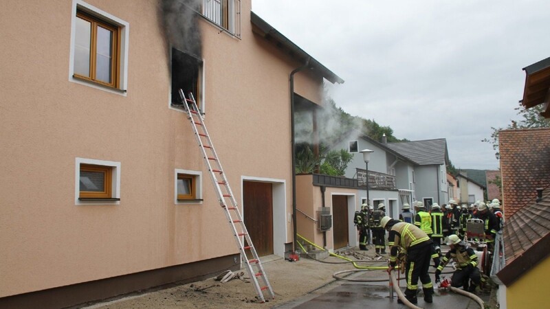 Im Duggendorfer Ortsteil Heitzenhofen ist am Dienstagmorgen ein Wohnhaus in Brand geraten.