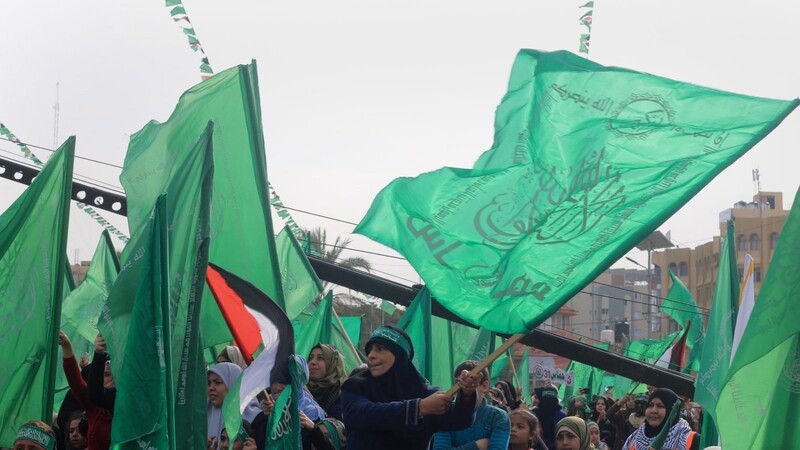 Hamas-Flaggen bei Protesten in Gaza: In Deutschland dürfen die Fahnen der radikal-islamischen Palästinenserorganisation künftig nicht mehr geschwenkt werden.