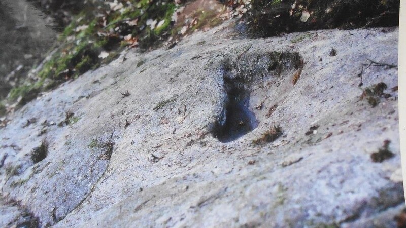 Fußabdrücke Christi, Zeichen- oder Schalenstein, welche die Kelten auch als Opfersteine verwendeten oder ist der Stein bei natürlicher Entstehung durch Verwitterung entstanden?
