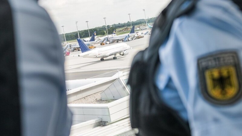Bundespolizisten sorgen am gesamten Münchner Flughafen für die Sicherheit von Mitarbeitern und Reisenden. Außerdem kontrollieren sie tagtäglich die Reisedokumente von knapp 50.000 Fluggästen. Es kommt es leider immer wieder mal vor, dass Passagiere mit der Arbeit oder dem Äußeren der Beamten offenbar nicht ganz so zufrieden sind und sich dann im Ton vergreifen.
