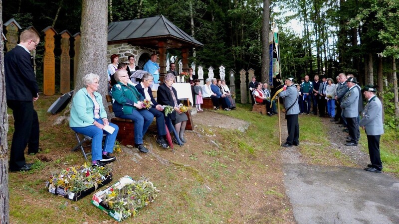 Die Berghofschützen Arrach feierten an Mariä Himmelfahrt im Rahmen des Jahrtages auch ihr 50-jähriges Vereinsjubiläum und gedachten beim Gottesdienst mit dem Geistlichen der verstorbenen Mitglieder.