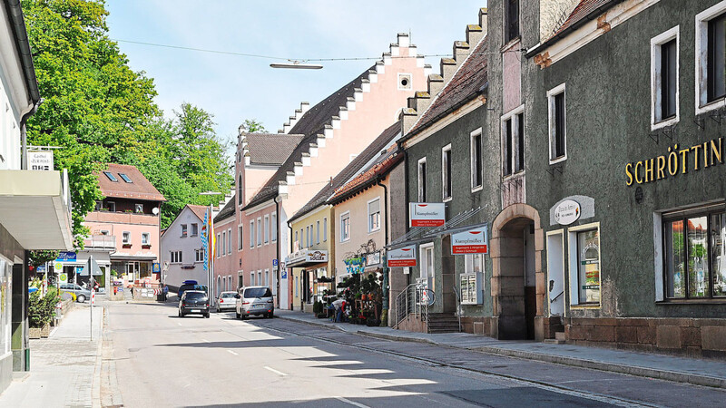 Der Schröttinger Bräu, rechts im Bild, ist sehr wichtig für die künftige Entwicklung des Ortszentrums in Falkenstein. (Foto: Sattler)