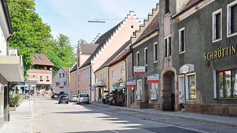 Der Schröttinger Bräu, rechts im Bild, ist sehr wichtig für die künftige Entwicklung des Ortszentrums in Falkenstein. (Foto: Sattler)