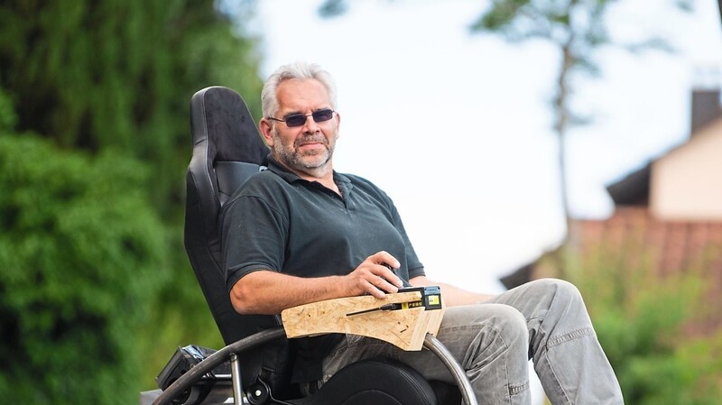 Martin Ebner mit dem Rollstuhl auf Panzerketten